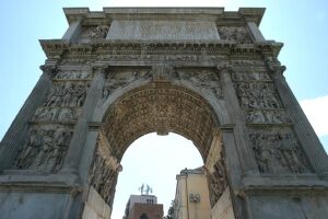 Arco di Traiano a Benevento: è il monumento trionfale meglio conservato.