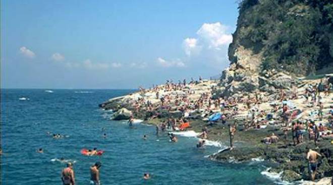 Abusivismo balneare a Sorrento: sequestrati lettini, ombrelloni e attrezzature da spiaggia
