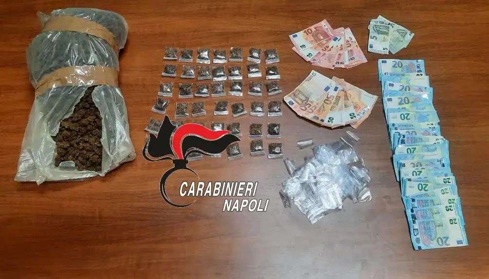 Varcaturo, blitz dei Carabinieri in un circolo di migranti: sequestrato un kg di marijuana già pronta da spacciare