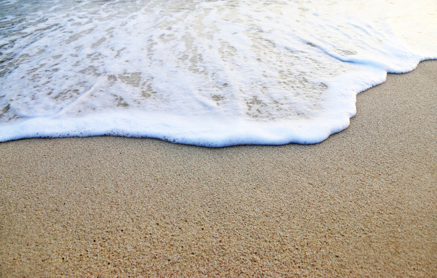 Schiuma sulla spiaggia di Baia Domizia: ecco i primi dati diffusi dall’Arpac