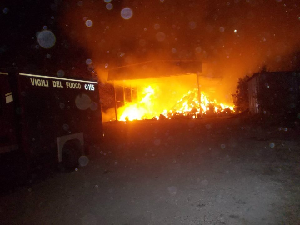 Incendio al deposito giudiziario di Carinaro: effettuati i rilievi dell’Arpac