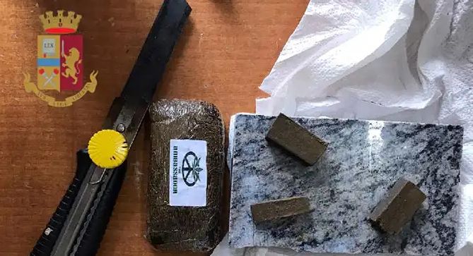 Arrestato conducente di autobus di origini sannite: in una borsa droga e un kit per confezionarla