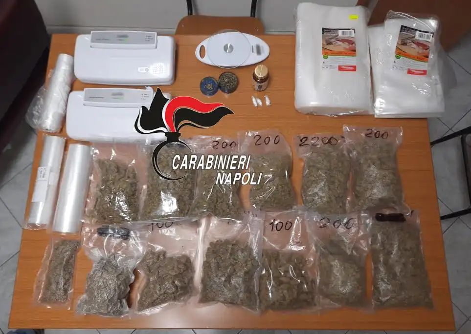 Barano d’Ischia, preparava dosi di marijuana in casa: sequestrati 2 kg di droga confezionata sottovuoto