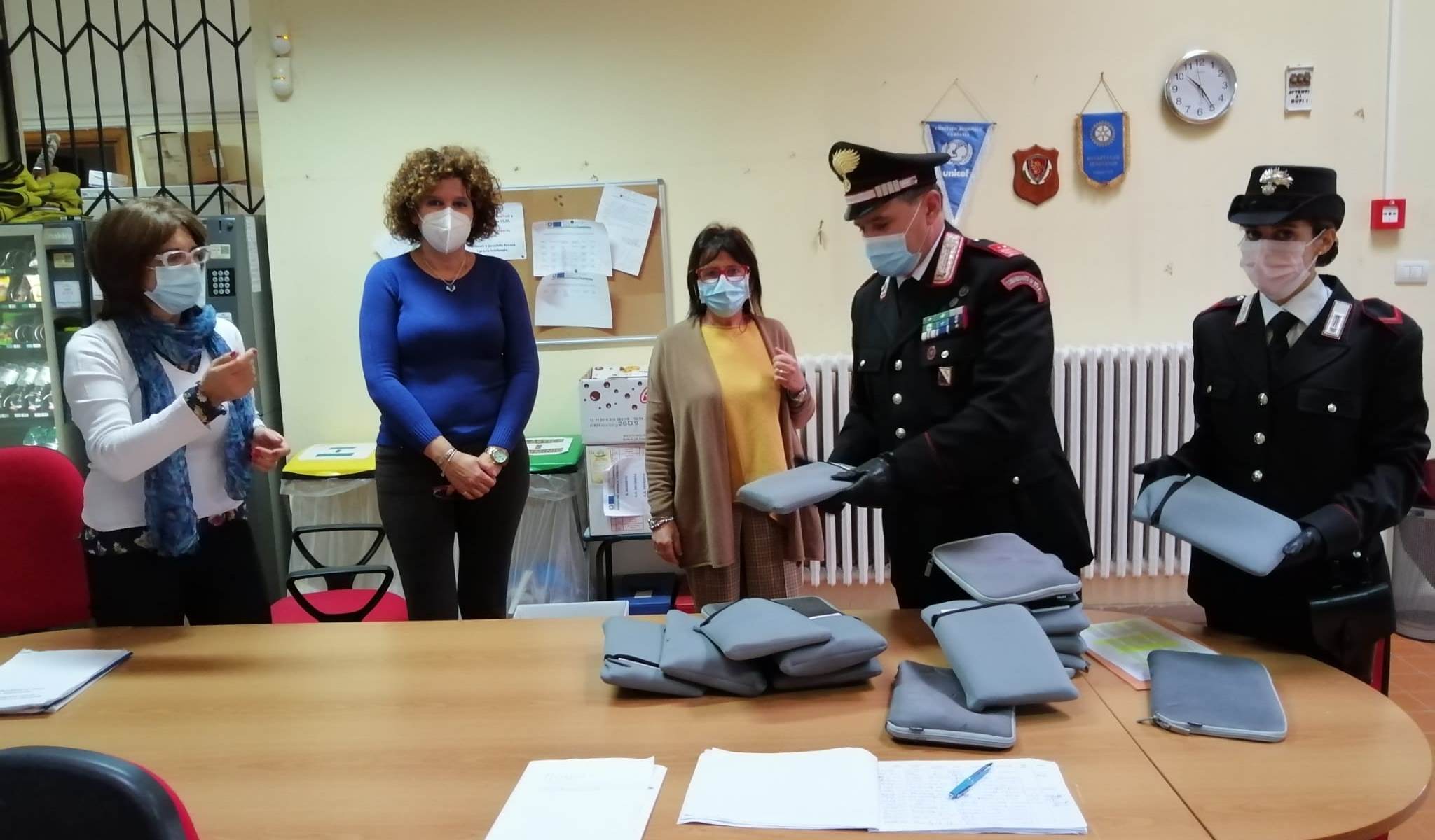 Benevento, alla Bosco Lucarelli tablet consegnati ai ragazzi dai Carabinieri