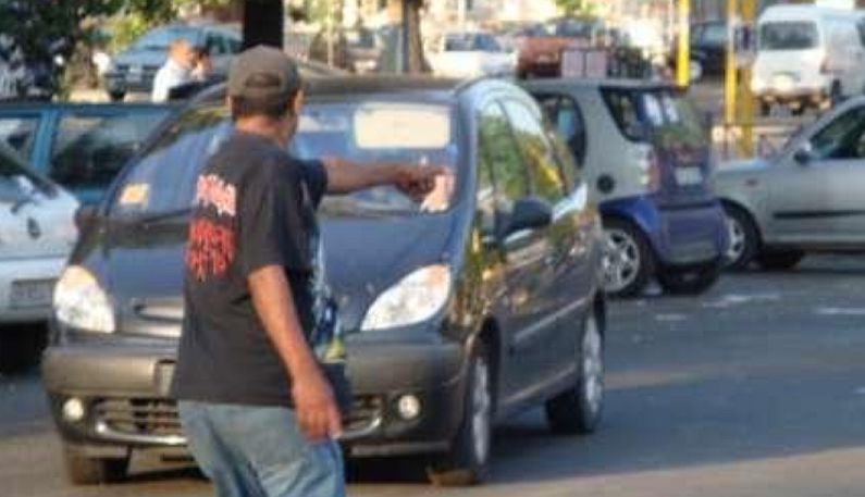 Napoli, lotta ai parcheggiatori abusivi: elevate 11 sanzioni nella zona di Poggioreale