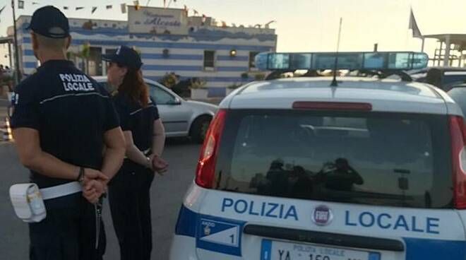 Romeno deruba anziano disabile all’uscita dell’ufficio postale. Bloccato dalla Polizia locale