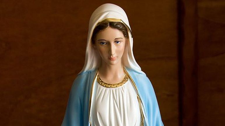 Pozzuoli, droga nell’androne di un palazzo: era nascosta sotto la statua votiva della Madonna