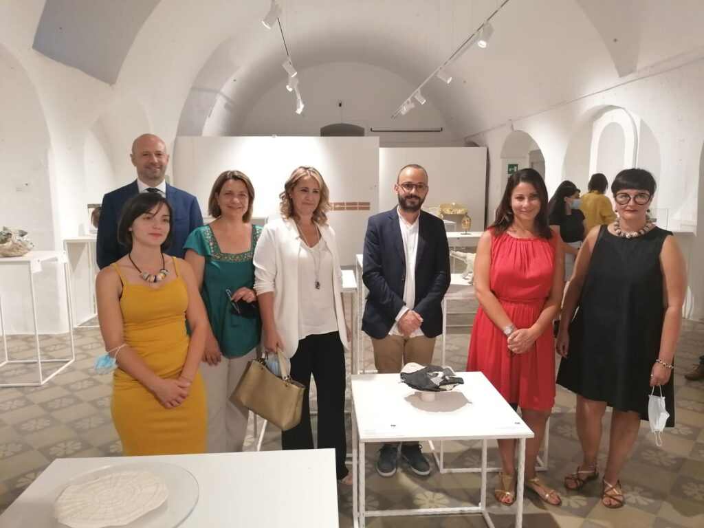 DOLL DRESSES VINCE IL PREMIO COME MIGLIORE OPERA DEL XXVIII CONCORSO DI CERAMICA CONTEMPORANEA