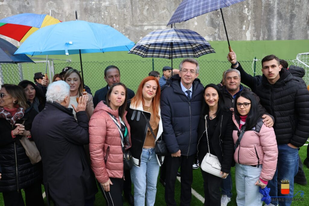 INAUGURATO UN CAMPETTO DI CALCIO PER LE RAGAZZE E I RAGAZZI DEL RIONE AMICIZIA. UN NUOVO SPAZIO A DISPOSIZIONE DEI RAGAZZI NELLA III MUNICIPALITÀ