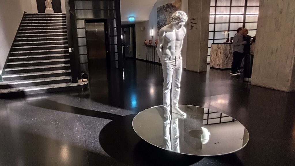 POMPEI, NARCISO SI SPECCHIA NEL PRESENTE: L’OPERA DI NELLO PETRUCCI INTERROGA L’IDENTITÀ CONTEMPORANEA
